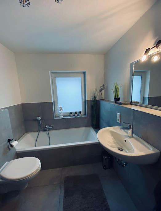 Grosse Moderne Ferienwohnung Auch Als Monteur Unterkunft Nutzbar, In Stolberg - Vicht Bagian luar foto