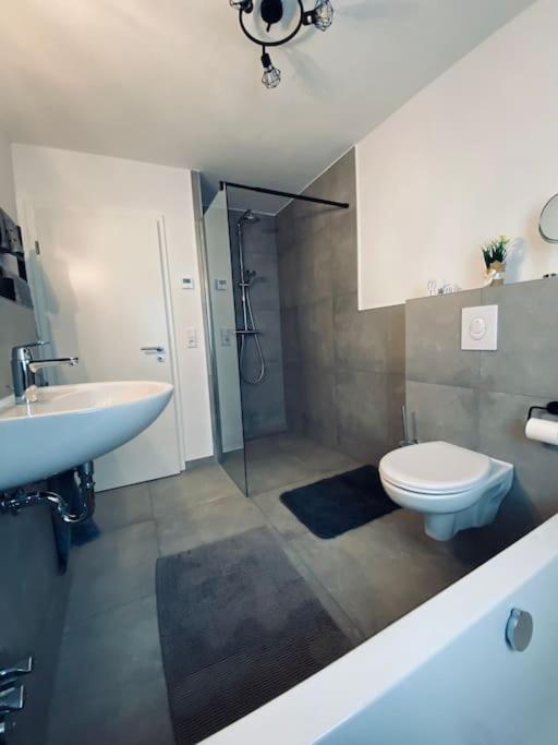 Grosse Moderne Ferienwohnung Auch Als Monteur Unterkunft Nutzbar, In Stolberg - Vicht Bagian luar foto