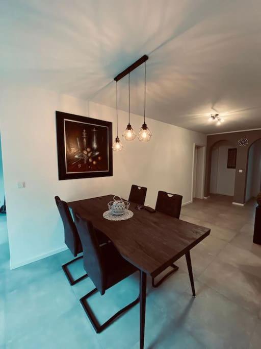 Grosse Moderne Ferienwohnung Auch Als Monteur Unterkunft Nutzbar, In Stolberg - Vicht Bagian luar foto