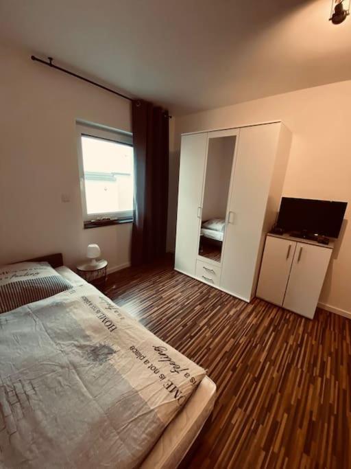 Grosse Moderne Ferienwohnung Auch Als Monteur Unterkunft Nutzbar, In Stolberg - Vicht Bagian luar foto